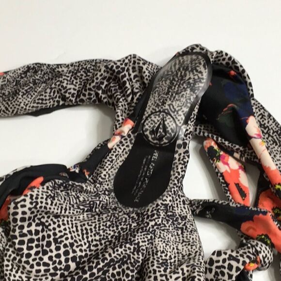 New. Volcom reversible side tie bikini. - Picture 10 of 10